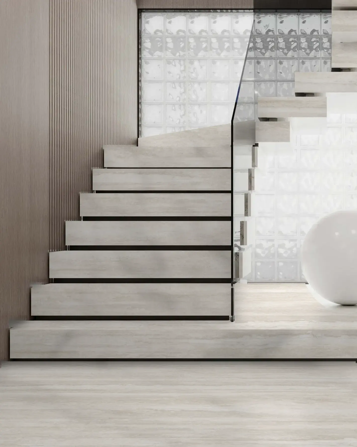 גרם מדרגות ורצפה מחופים בTravertine Beige, עם מעקה זכוכית