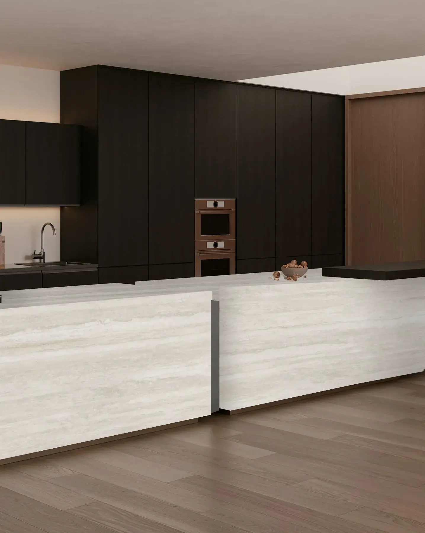 מטבח עם אי כפול מחופה בTravertine Beige, ארונות כהים ורצפת עץ
