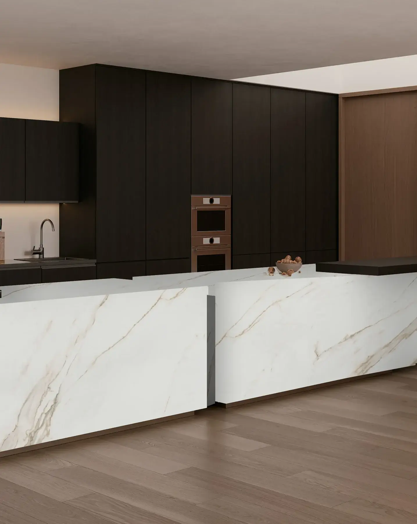 מטבח עם אי כפול מחופה בCalacatta Gold, ארונות כהים ורצפת עץ