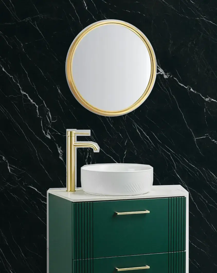 קיר אמבטיה מחופה בNero Marquina, עם מראה עגולה, כיור קערה וארון ירוק