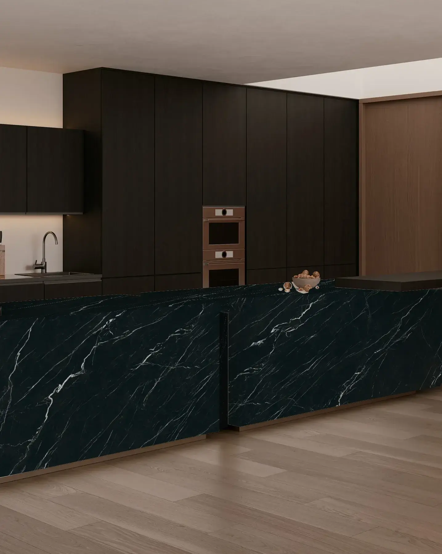 מטבח עם אי כפול מחופה בNero Marquina, ארונות כהים ורצפת עץ