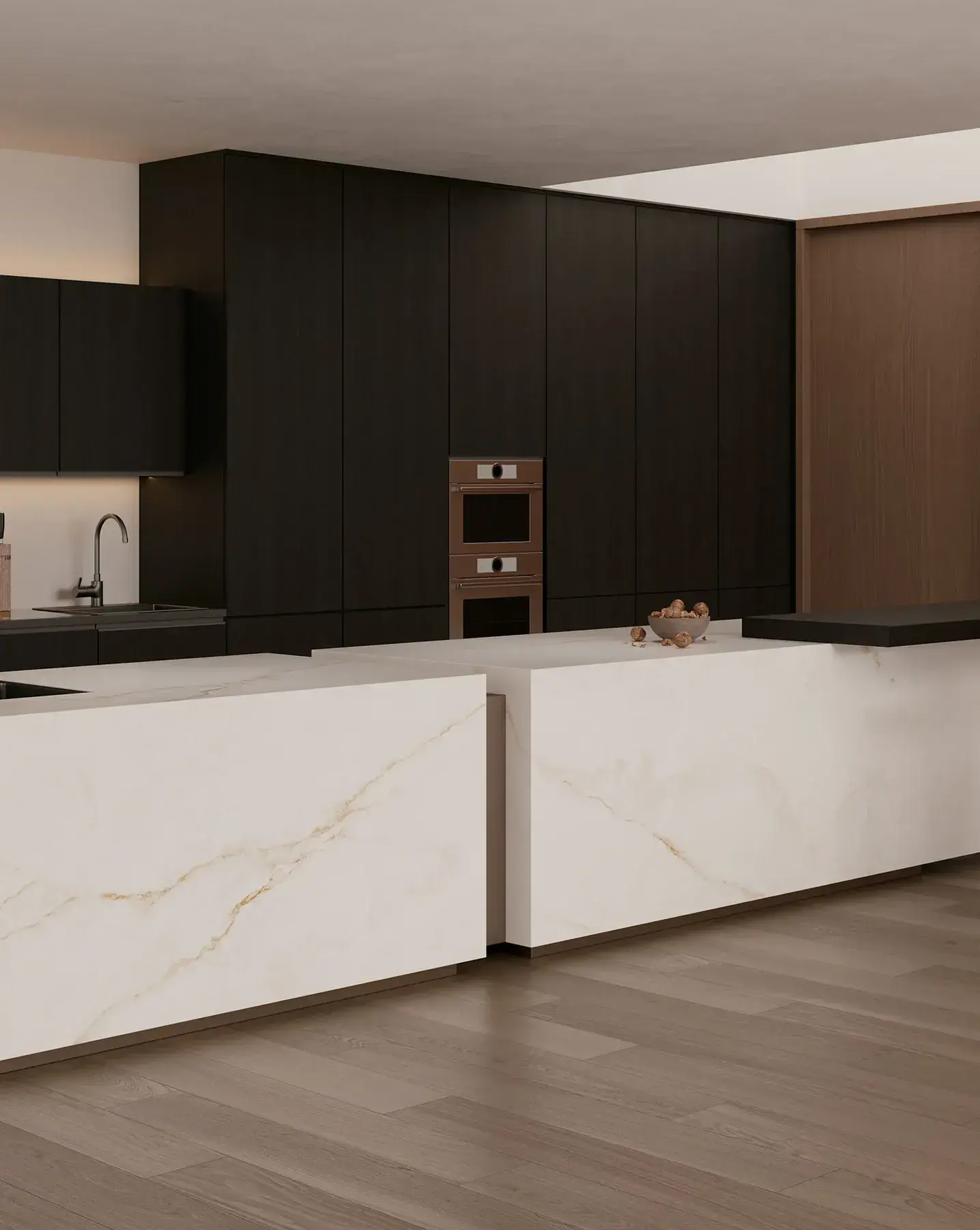 מטבח עם אי כפול מחופה בWhite Onyx, ארונות כהים ורצפת עץ